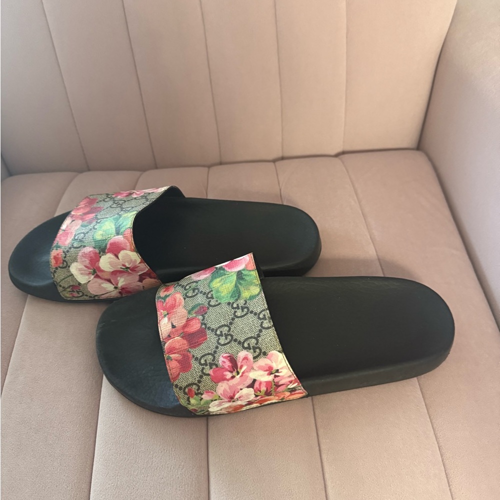 Gucci Floral Pattern Slide Sandals - Black and Pink. Authentic
Size 39 - Picture 2 of 3